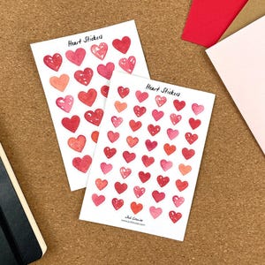 Stickerbogen – rosa-rote Herzen in Aquarellfarben | A6 Aufkleberbogen mit Herz-Stickern als Deko für Geschenke, Briefe oder Scrapbooking