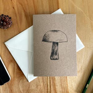 Ab 2,70 Euro: Kraftpapier-Klappkarte – Pilz in Tusche | A6 Karte als Geburtstagskarte, Grußkarte | Lineart Zeichnung mit Wald, Herbst, Natur