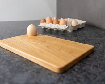 Frühstücksbrett aus Massivholz // handgemachtes Holzbrett aus Eiche // personalisierbar // mit Gravur / Eierhalter
