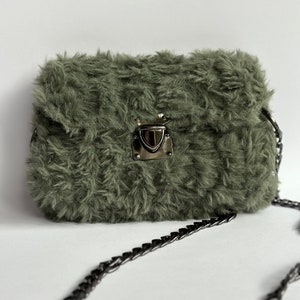 Bolso de piel verde hecho a mano