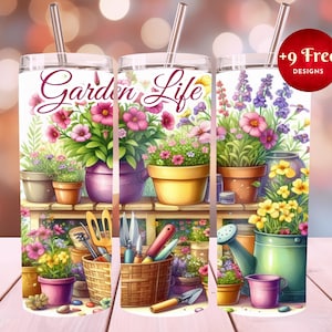 Può includere: Un set di tre bicchieri bianchi con una scena da giardino colorata e il testo "Garden Life". I bicchieri presentano una varietà di fiori, piante, attrezzi da giardinaggio e un annaffiatoio.