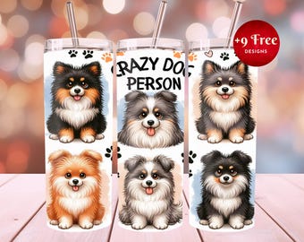 Puede incluir: Tres vasos de acero inoxidable con diferentes razas de perros. Los vasos son blancos con un diseño azul y blanco. El texto en el vaso del medio dice "Crazy Dog Person".