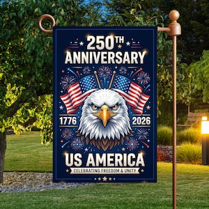 Könnte beinhalten: Eine marineblaue Gartenflagge zum 250. Jahrestag der Vereinigten Staaten. Die Flagge zeigt einen amerikanischen Weißkopfseeadler, zwei amerikanische Flaggen und den Text "US AMERICA CELEBRATING FREEDOM & UNITY."