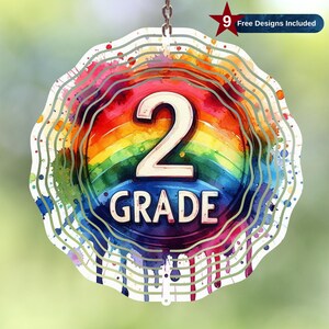 Può includere: Un cartello rotondo e decorativo da appendere con un design ad arcobaleno ad acquerello. Il numero "2" e la parola "GRADE" sono ben visibili. Il cartello ha un bordo ondulato e include il testo "9 Free Designs Included".