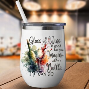 Pode incluir: Um copo de aço inoxidável branco com um design de aquarela colorido de uma garrafa de vinho e um copo. O copo tem o texto "Glass of Wine is good for you Imagine what a Bottle can do".