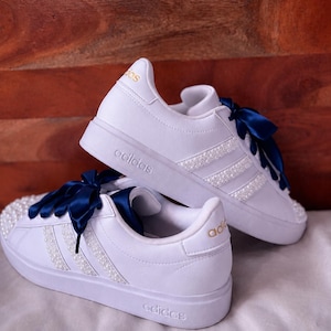 Blue Promise | Adidas met parelversiering en marineblauwe satijnen veters (ALLEEN PARELS)