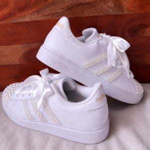 Volledig wit | Adidas met parelversiering en witte satijnen veters (ALLEEN PARELS)