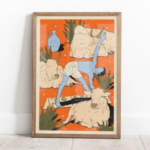 Puede incluir: Una ilustración enmarcada de un hombre haciendo yoga con tres vacas blancas sobre un fondo naranja. El hombre lleva pantalones cortos azules y está en una postura de flexión hacia adelante. Las vacas están en varias posiciones, incluyendo tumbadas y de pie. La ilustración está rodeada de plantas verdes.