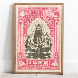 Op de afbeelding: Een vintage poster met een roze achtergrond en een zwart-witte illustratie van een mediterende man met een lange baard en een kroon van licht. De poster toont het Hindi-woord "ध्यान" (Dhyan) wat meditatie betekent. De tekst onder de illustratie luidt "Doe je toekomstige zelf een plezier en begin vandaag met mediteren." De poster bevat ook de woorden "yama", "niyama", "asana", "pranayama", "pratyahara", "dharana", "dhyana" en "samadhi" in Hindi.