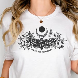 Perfekt falsch ausgerichtete Grafik | Tattoo Line Art Boho Motte Mond | Geschenk für Dark Romance Reader, Mentale Gesundheit Neurodiversent Booktok PNG SVG