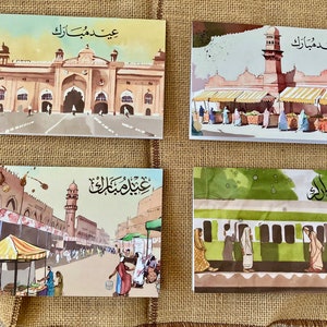 K&ouml;nnte beinhalten: Vier Aquarell-Gru&szlig;karten mit architektonischen Szenen und arabischer Kalligraphie. Die Karten zeigen Geb&auml;ude, M&auml;rkte und einen Bahnhof mit Figuren von Menschen. Die Karten sind auf einer Jutefl&auml;che angeordnet.