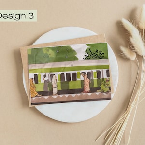 K&ouml;nnte beinhalten: Gru&szlig;karte mit einer Illustration von Menschen auf einem Bahnsteig. Die Karte zeigt einen gr&uuml;n-wei&szlig;en Zug, Figuren in traditioneller Kleidung und arabische Schriftzeichen. Die Worte "Design 3" befinden sich in der oberen linken Ecke.