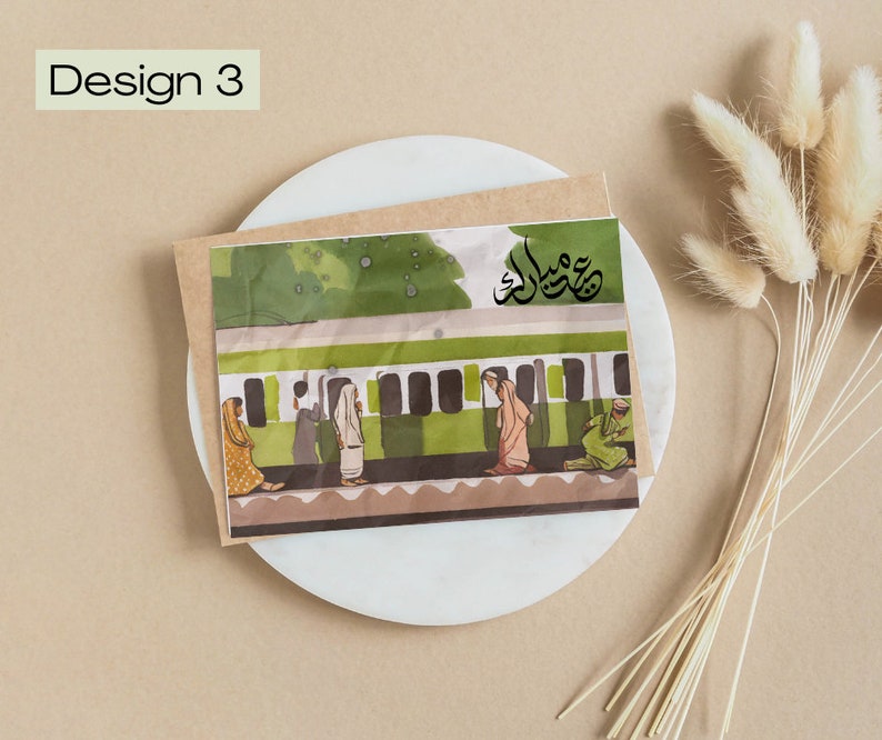 K&ouml;nnte beinhalten: Gru&szlig;karte mit einer Illustration von Menschen auf einem Bahnsteig. Die Karte zeigt einen gr&uuml;n-wei&szlig;en Zug, Figuren in traditioneller Kleidung und arabische Schriftzeichen. Die Worte "Design 3" befinden sich in der oberen linken Ecke.
