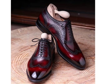 Zapato Oxford de piel con punta de ala hecho a mano: estilo a medida en rojo y negro