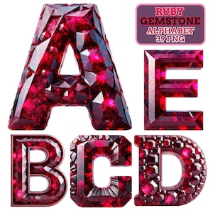 Può includere: Una collezione di lettere dell'alfabeto di pietre preziose di rubino, tra cui A, B, C, D ed E. Ogni lettera è un design sfaccettato in tonalità di rosso e rosa. Un'etichetta rettangolare in alto recita "RUBY GEMSTONE ALPHABET 39 PNG."