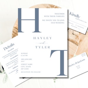 Op de afbeelding: Bruiloftsuitnodigingsset met een blauw en wit kleurenschema. De uitnodiging toont de namen Hayley en Tyler, met RSVP- en detailkaarten. De set wordt gepresenteerd op een houten oppervlak met de datum van de bruiloft.