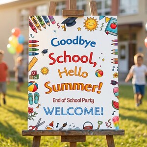 Może przedstawiać: Biały znak na sztaludze z napisem "Goodbye School, Hello Summer!" w kolorze niebieskim i pomarańczowym. Znak jest ozdobiony ilustracjami o tematyce szkolnej i ustawiony na zewnątrz z dziećmi i balonami w tle.