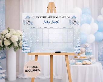 Op de afbeelding: Een rechthoekig bord op een houten ezel met een winterthema in blauwe en witte kleuren, besneeuwde bomen en twee getekende ijsberen. De tekst luidt GUESS THE ARRIVAL DATE OF Baby Smith, met een kalenderrooster en een zwarte stift.