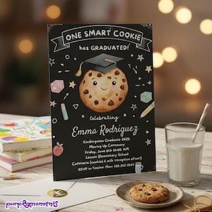 以下が含まれることがあります： 「ONE SMART COOKIE has GRADUATED!」の文字が入った卒業のお知らせ。卒業キャップをかぶった笑顔のクッキーが特徴です。卒業生の氏名、イベントの詳細、RSVP情報などが記載されています。