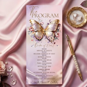 Op de afbeelding: Een programmakaart met een vlinderontwerp, bloemaccenten en evenementdetails. De kaart staat tegen een roze satijnen achtergrond met rozen, parels en een gouden pen. De tekst luidt "The Program" en "Order of Event".