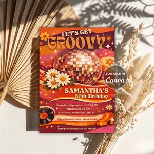 Op de afbeelding: Een rechthoekige verjaardagsuitnodiging met een discobal, madeliefjes, een vinylplaat en oranje plateauzolen. De tekst luidt LET'S GET GROOVY, SAMANTHA'S 30th Birthday en bevat evenementdetails. Een ronde badge vermeldt EDITABLE IN Canva.