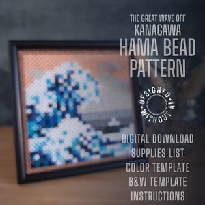 Puede incluir: Un patrón de cuentas Hama enmarcado de La Gran Ola de Kanagawa, una famosa estampa japonesa en madera de Hokusai. El patrón incluye una ola azul, espuma blanca y una montaña en el fondo. La imagen también incluye el texto "Designed Without A", un logotipo y las palabras "Descarga digital, Lista de suministros, Plantilla de color, Plantilla en blanco y negro, Instrucciones".