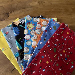 Stoffpaket Schulanfang 7tlg je 25cm | Patchwork Paket Einschulung Schule Uhrzeit Wissenschaft Verkehr | USA Premium Baumwolle für Schultüte