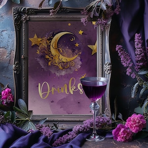 Puede incluir: Una impresión enmarcada con un diseño de acuarela de una luna creciente dorada y estrellas, con la palabra "Drinks" en escritura dorada. Una copa con líquido morado se encuentra frente al marco, rodeada de flores y follaje morado.