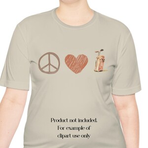 Puede incluir: Una camiseta beige con un s&iacute;mbolo de paz, un coraz&oacute;n y una bolsa de golf impresos en la parte delantera. El texto "Producto no incluido. A modo de ejemplo de uso de clipart &uacute;nicamente" est&aacute; impreso debajo del gr&aacute;fico.