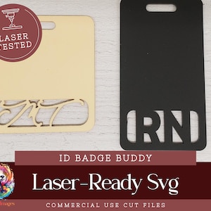 Peut inclure: Deux porte-badges découpés au laser, l'un avec le texte "RN" et l'autre avec le texte "JT". Les porte-badges sont en bois et ont une couleur brun clair. Le texte est découpé dans le bois, créant un effet d'espace négatif.