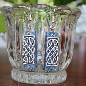 Pendientes colgantes azules y plateados