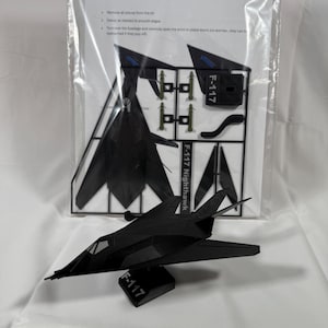F‑117 Nighthawk Snap‑Together-modelkitkaart | 3D-geprinte stealth-jet, montage zonder lijm, verzamelobject bureaubladdisplay