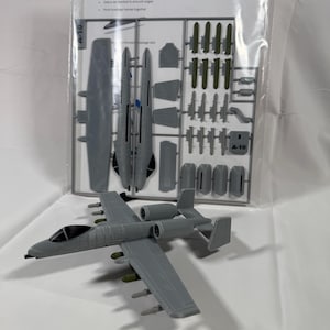 A-10 Thunderbolt Snap‑Together-kitkaart | Vliegtuigmodel zonder lijm | STEM-geschenk- en bureaudisplay
