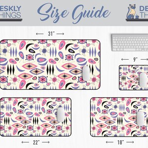 Op de afbeelding: Een maattabel voor bureaumatten en muismatten met een retro mid-century modern design met roze, blauwe en zwarte geometrische vormen op een witte achtergrond. De tabel toont de afmetingen van de matten in inches: 31" x 15,5", 22" x 12", 18" x 12" en 9" x 7".