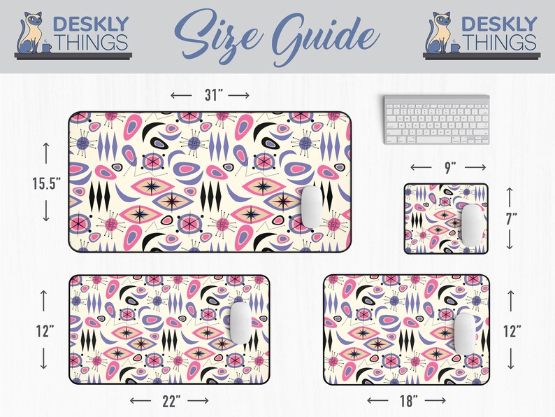 Op de afbeelding: Een maattabel voor bureaumatten en muismatten met een retro mid-century modern design met roze, blauwe en zwarte geometrische vormen op een witte achtergrond. De tabel toont de afmetingen van de matten in inches: 31" x 15,5", 22" x 12", 18" x 12" en 9" x 7".