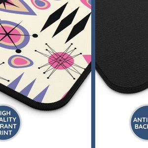 Op de afbeelding: Een muismat met een retro mid-century modern design met roze, blauwe en zwarte geometrische vormen op een cr&egrave;mekleurige achtergrond. De muismat heeft een zwarte antislip rug. "Hoge kwaliteit levendige print" staat gedrukt in de linkerbenedenhoek van de muismat.
