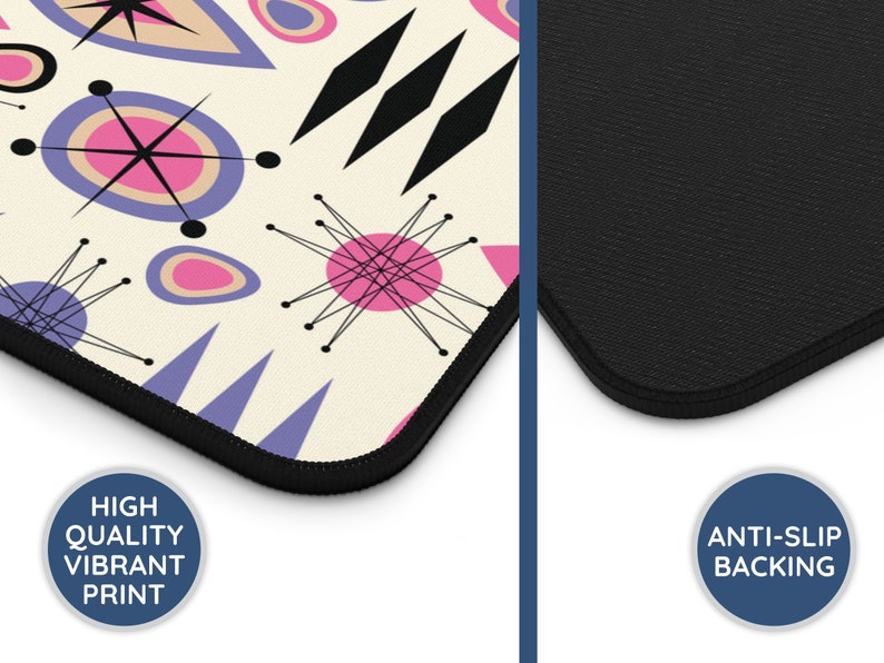 Op de afbeelding: Een muismat met een retro mid-century modern design met roze, blauwe en zwarte geometrische vormen op een cr&egrave;mekleurige achtergrond. De muismat heeft een zwarte antislip rug. "Hoge kwaliteit levendige print" staat gedrukt in de linkerbenedenhoek van de muismat.
