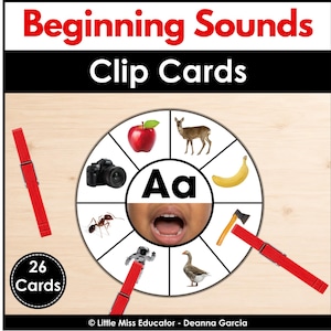 Peut inclure: Jeu de cartes à pince intitulé Beginning Sounds Clip Cards comprenant 26 cartes. Une carte circulaire affiche la lettre Aa, une bouche et des images de pomme, cerf, banane, hache, oie, astronaute, fourmi et appareil photo. Trois pinces rouges.