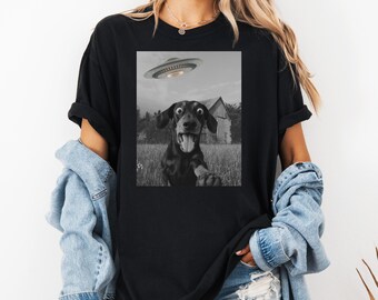 Camiseta con diseño de perro salchicha OVNI: camiseta gráfica para amantes de los perros y extraterrestres, humor espacial peculiar, regalo genial para amantes de los perros salchicha.