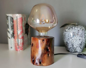 Designer-Tischlampe im rustikalen Stil, handgefertigt aus Baumstamm. Kleine handgefertigte Schreibtischdekorationslampe