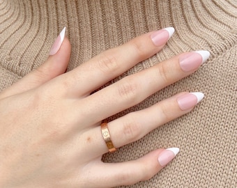 Uñas francesas blancas con prensa en la punta: almendra corta, calidad de salón