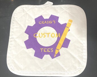 Puede incluir: Manopla acolchada blanca con un diseño de engranaje morado. El diseño incluye el texto "CRAIG'S CUSTOM TEES" en amarillo y un gráfico de lápiz amarillo.