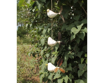 Windgong met 3 houten meeuwen en verenpropeller op de staart