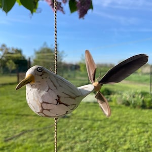 Campanello a vento a forma di gabbiano con elica di piume, in legno, lungo 50 cm.