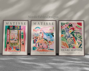 Könnte beinhalten: Drei gerahmte Kunstdrucke mit farbenfrohen abstrakten Gemälden von Henri Matisse. Die Drucke sind betitelt mit "Offenes Fenster, Collioure, 1905", "Blick auf Collioure, 1905" und "La Japonaise: Frau neben der Vase, 1905".