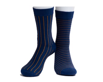 pinned - blue/brown mismatched socks