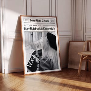 Drukowana sztuka ścienna z gazety - Busy Building My Dream Life | Wydruk z gazety Dekoracja dopaminowa | Podstawowe wyposażenie pokoju w akademiku Wystrój mieszkania w college'u