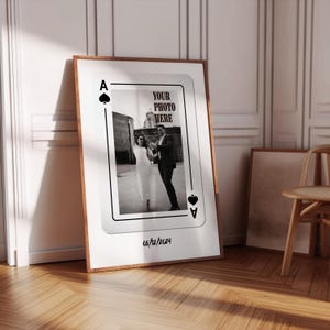 Benutzerdefinierte trendige Ace of Hearts Druck | Personalisierte Dopamin-Dekor | Wie glücklich sind wir, glücklich Sie? Retro Spielkarte Personalisiertes Poster