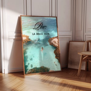 Druckbare Kunst am Strand – POV: La Dolce Vita | Ozean inspiriertes Poster | Chices Ozean-Poster und Strandzimmer-Dekor Dopamin-Dekor