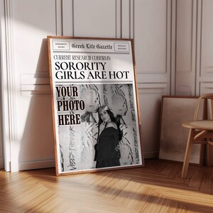 カスタム女子学生クラブ新聞ウォールアート - 女子学生クラブの最新ニュース: そして彼らはルームメイトだった | 寮の部屋の必需品新聞プリント大学グッズ